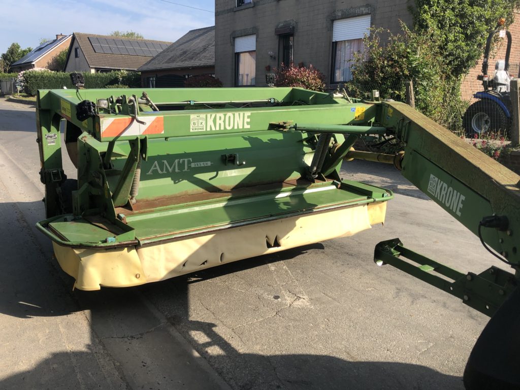 Krone - Une faucheuse portée de 4,50 mètres à contrepoids mobile